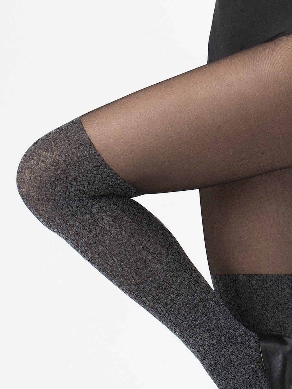 Collants Fiore Cozy 40 den – pormenor do joelho: a passagem da malha transparente para a malha grossa com padrão