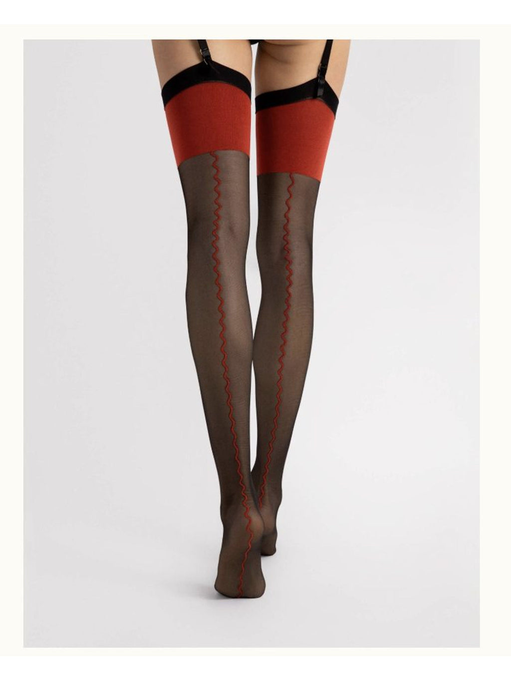Meias altas Fiore Anais – pretas de 20 den com o topo vermelho e costura vermelha atrás