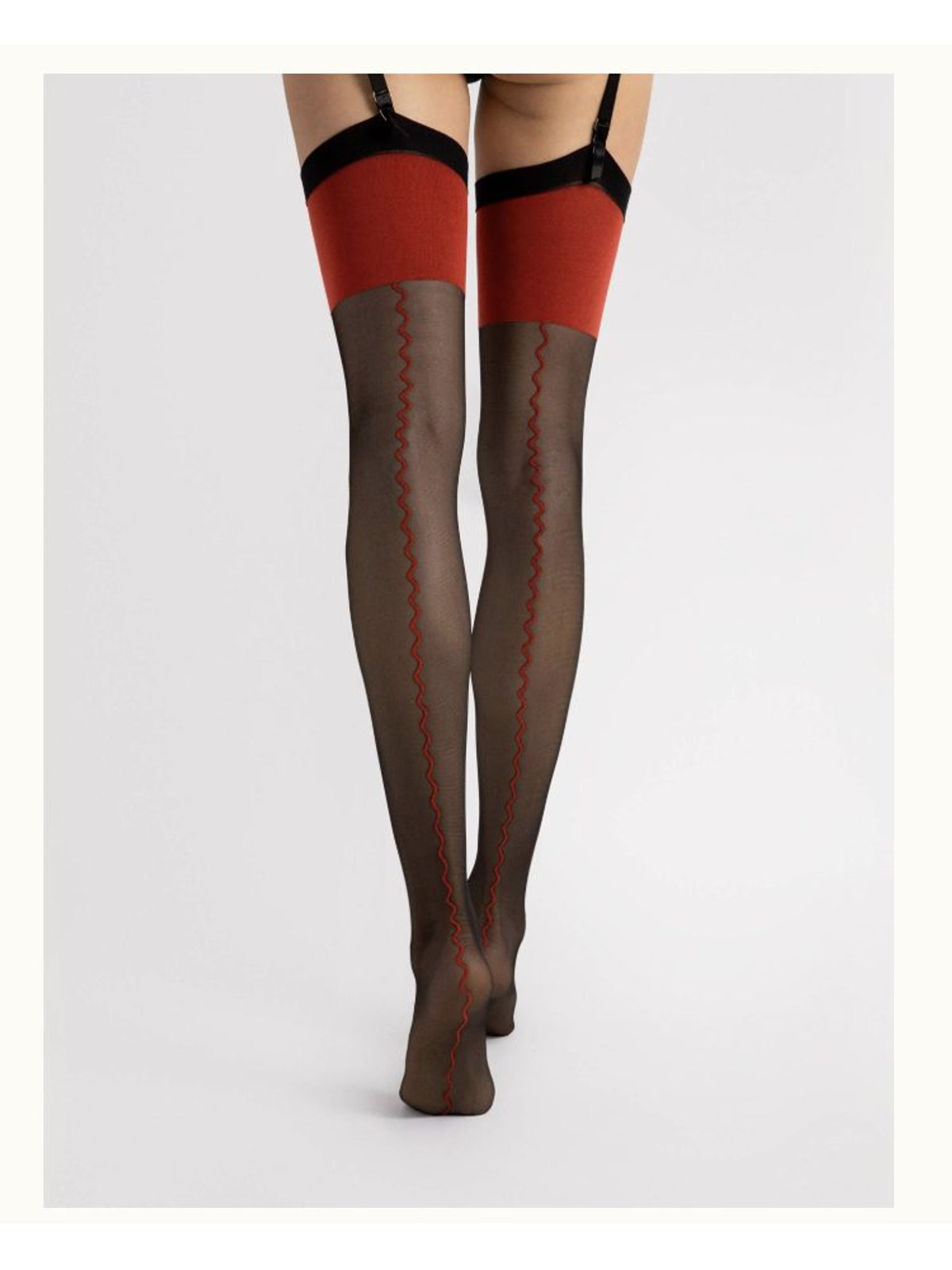 Meias altas Fiore Anais – pretas de 20 den com o topo vermelho e costura vermelha atrás