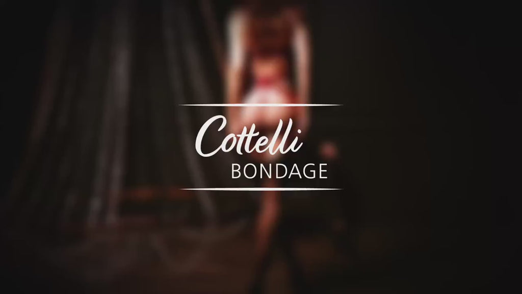 Soutien de rede, cinto de ligas e tanga de virilha aberta com corrente, com algemas, 3 peças – Vermelho escuro e preto · Cottelli BONDAGE